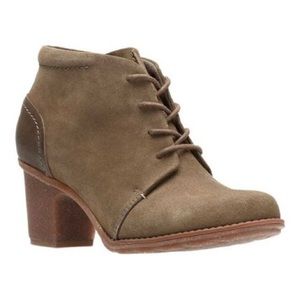 Clark’s Sashlin Sue Booties like new olive Green